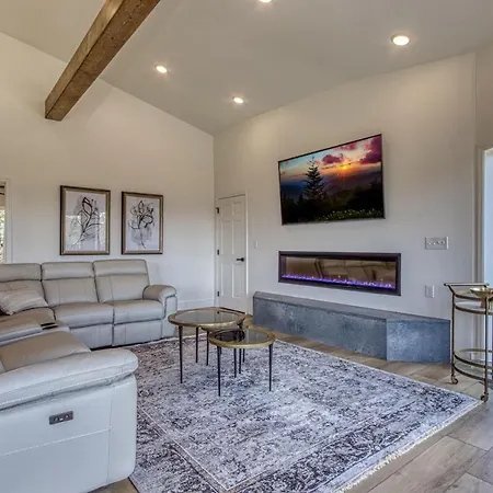 Mountain Valley Revival - Brand New Renovations, Close To Town, Panoramic Mountain Views!! Cabin